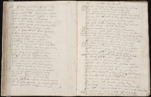 Ein offenes Buch mit Schrift darauf.