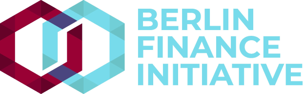 Logo der Berliner Finanzinitiative mit einem blauen Kreis mit weißer Umrandung und einem weißen 'B' in der Mitte, umgeben von einem weißen Ring mit einem blau-weißen Karomuster, alles auf einem weißen Hintergrund mit fetter schwarzer Schrift, die 'Berlin Finance Initiative' lautet.