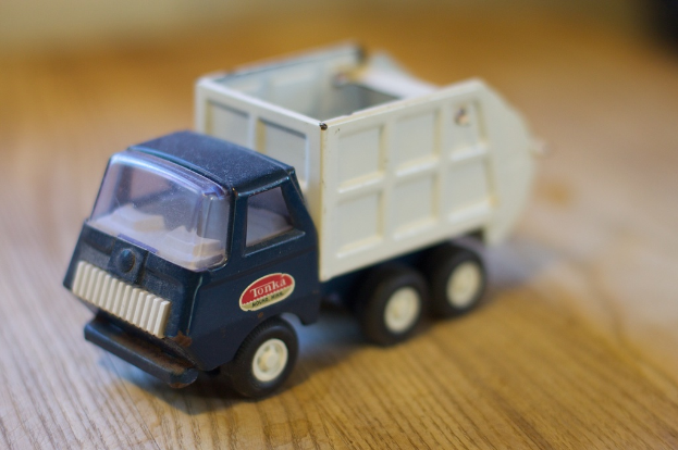 Ein Spielzeugfahrzeug ist auf einem Holzfußboden positioniert.