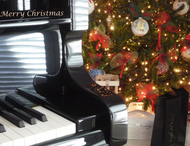 Ein Weihnachtsbaum und ein Piano auf dem Boden, mit einigen Gegenständen auf dem Baum.