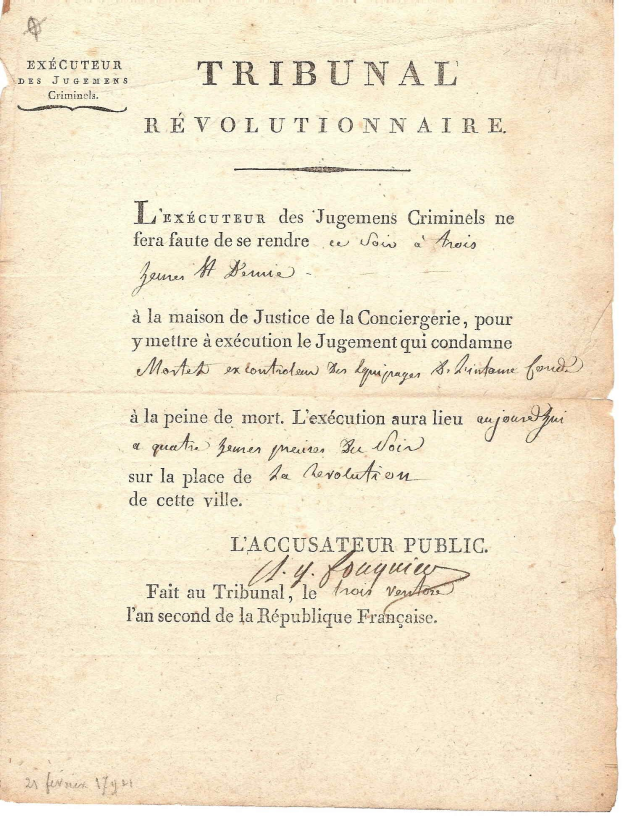Gelbliches historisches Dokument mit der Überschrift "Tribunal Révolutionnaire", das Urteilsverkündungen in Frankreich beschreibt, geschrieben in Schreibschrift.