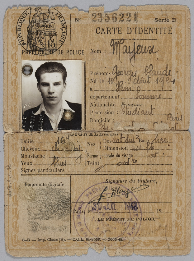 Alter Pass mit einem Männerfoto, Text und einem Stempel, wahrscheinlich eine gefälschte ID.