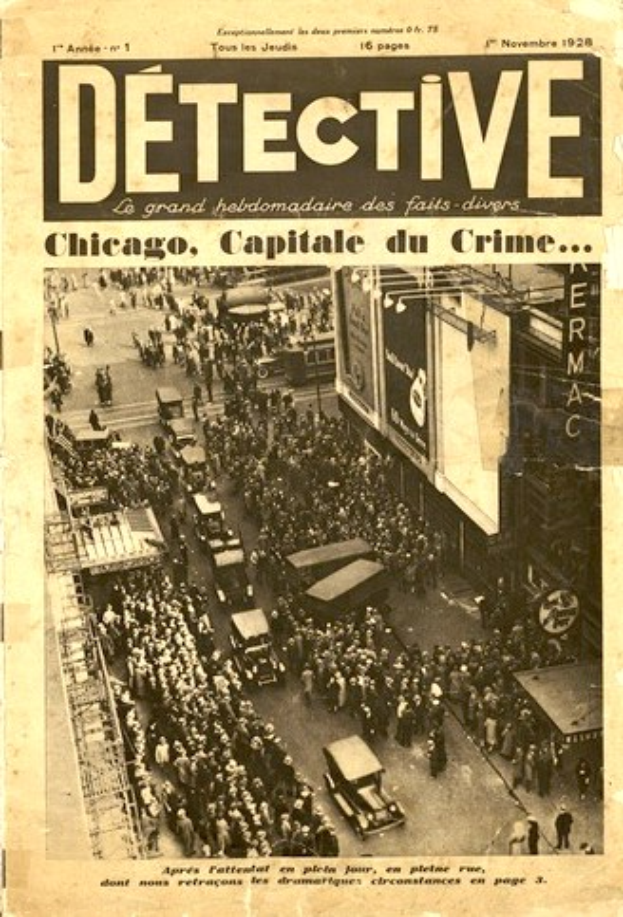 Schwarz-weiß-Fotografie einer alten Zeitung mit der Schlagzeile "Detektiv, Chicago, Hauptstadt des Verbrechens" mit einem Bild einer Menge, Fahrzeuge und Gebäude.