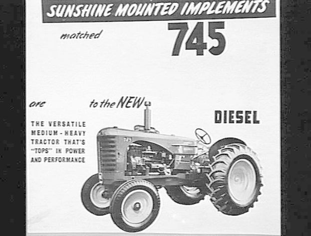 Schwarz-weißer Werbeplakat für einen 745 Traktor mit angebauten Geräten, das ein Bild des Traktors und beschreibenden Text enthält.