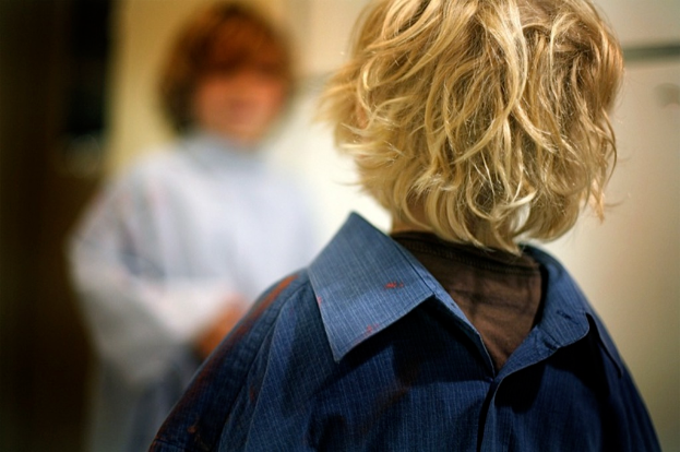 Zwei Kinder mit unscharfen Hintergrund.