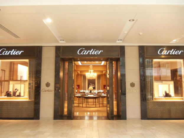 Ein Hotel mit einer Glastür in der Mitte, das einen Tisch im Inneren zeigt.