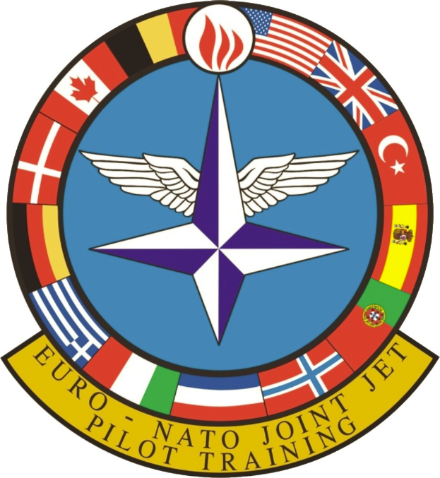Logo der NATO-Joint-Jet-Pilotenschule mit einem blauen Kreis, einem weißen Stern und vier farbigen Flaggen sowie der Aufschrift "NATO Joint Jet" in Weiß.