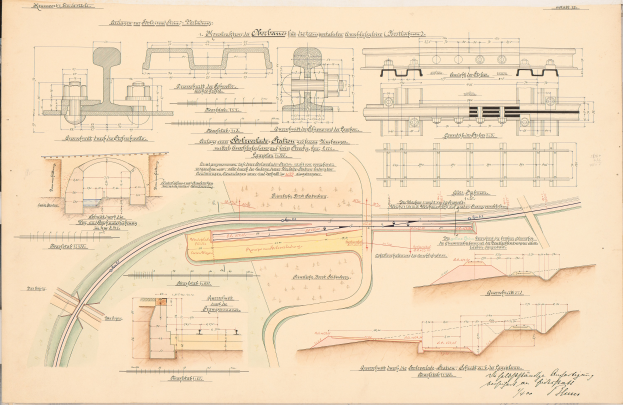 Ein altes Buch mit einer detaillierten Zeichnung einer Bahnschiene, umgeben von Text und anderen Illustrationen, das einen Überblick über ein Bahnnetz gibt.