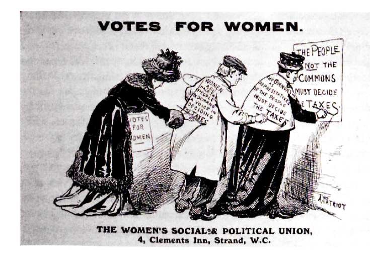 Drei Frauen in traditioneller Kleidung halten ein Schild mit der Aufschrift "Women's Suffrage: The Women's Social & Political Union" gegen einen hellblauen Himmel mit weißen Wolken.