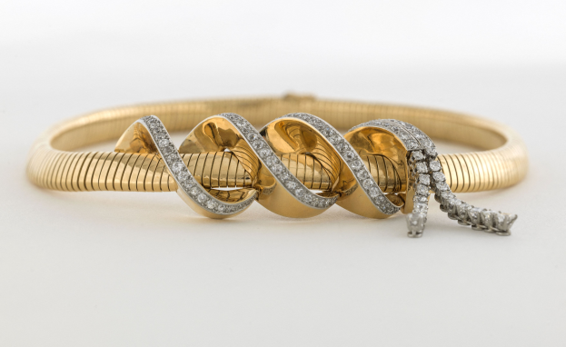 Ein 18k gelber Gold-Diamant-Armreif mit einer verdrehten Form.