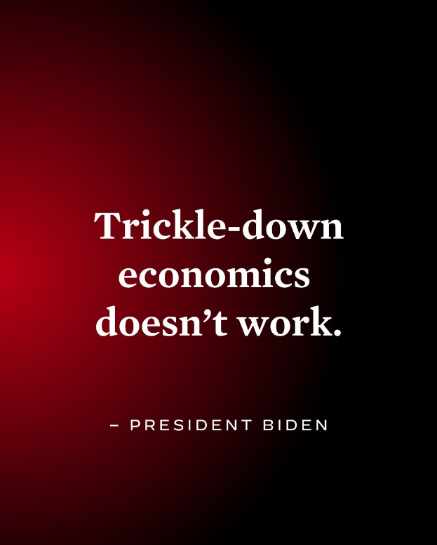 Plakat mit fettem schwarzem Text "Trickle-Down Economics Doesn't Work" auf weißem Hintergrund, umrahmt von einem schmalen schwarzen Rand, begleitet von einem Zitat von Präsident Biden.