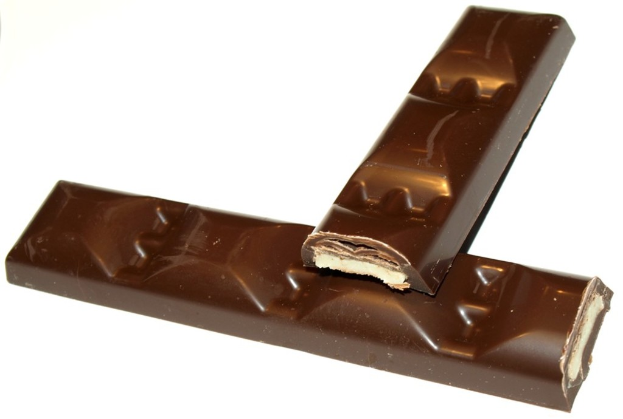 Zwei Schokoladentafeln nebeneinander.
