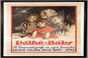Ein Foto Rahmen an der Wand zeigt ein Plakat einer Familie mit dem Text "Pathé-Baby - Il Cinematografico in Ogni Famiglia Società Italiana Pathé Baby - Roma"