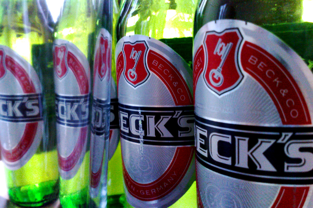 Ein grünes Bierflasche mit einem Etikett daran.