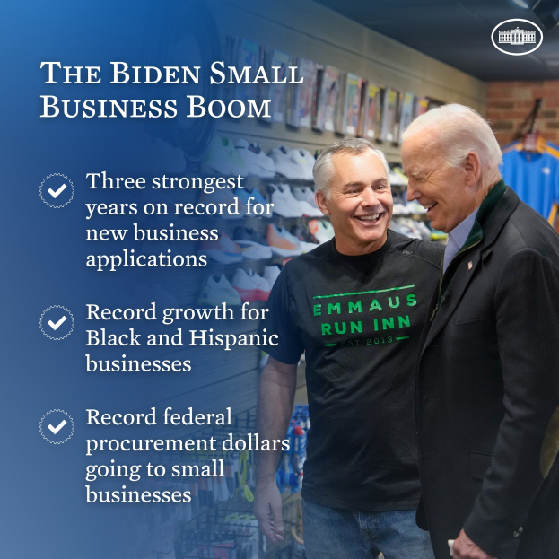 Zwei Männer, die lächeln und einer hält ein Objekt, mit dem Text "The Biden Small Business Boom" links und Kleidungsstücke im Hintergrund.