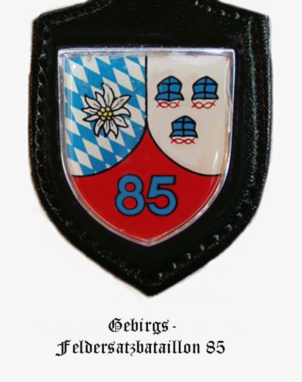 Ein Abzeichen mit der Nummer 85, das die bayerische Fussballmannschaft repräsentiert, mit deutschem Text unten.