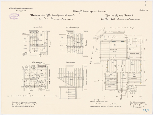 Schwarz-weißer Architekturgrundriss des ehemaligen Bundeskanzleramts mit detaillierten Entwürfen und Anmerkungen.