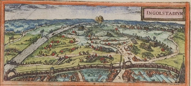 Ein altes Stadtplan von Ingolstadt, Deutschland, mit B"umen, H"usern, einer Br"cke, Wasser, H"geln und einem Himmel im Hintergrund, mit Text auf dem Papier.