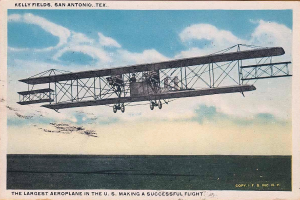 Ein altes Foto eines großen Flugzeugs im Flug, mit Passagieren im Fenster und Wolken am Himmel, mit Text am unteren Rand des Bildes.