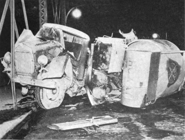Schwarz-weiß-Foto eines umgestürzten Autos am Straßenrand mit Metallstangen und einem Laternenmast im Hintergrund, beschriftet mit '1930er-Autounfall' unten.