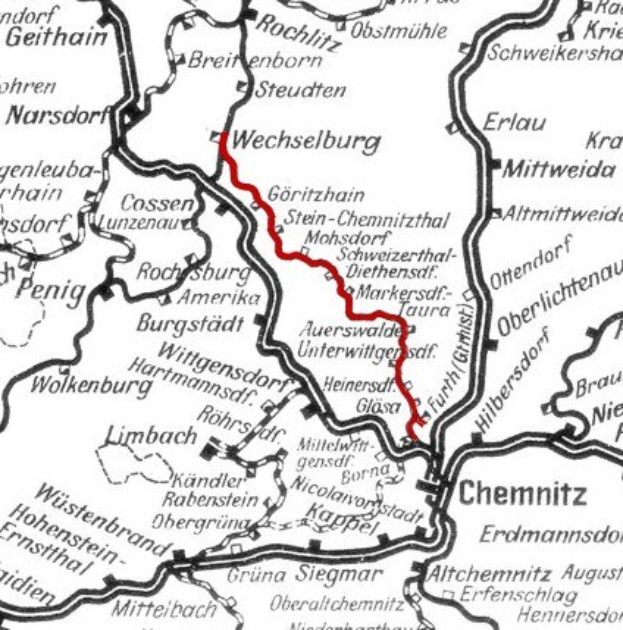 Schwarze und weiße Stadtkarte mit einer roten Bahnlinie, beschriftet als die Wechselburg und Chemnitz Bahnroute-Karte.