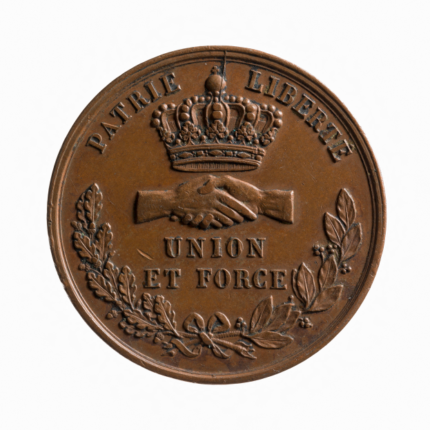 Eine Bronzemedaille mit einer Krone und der Inschrift "Union et Force" auf einem weißen Hintergrund.