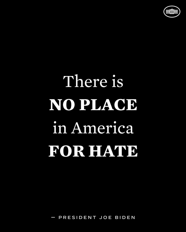Schwarzer Hintergrund mit fetter weißer Schrift, die "Es gibt keinen Platz für Hass in Amerika" sagt, zugeschrieben Präsident Joe Biden.