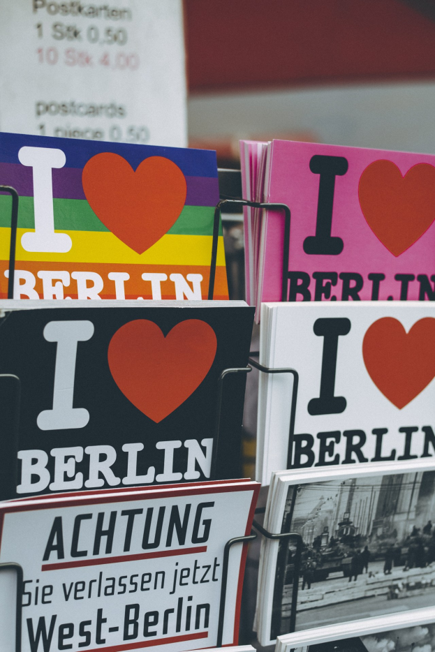 Ein Gestell mit Büchern und Postern mit der Aufschrift "Ich liebe Berlin", vor einem leicht unscharfen Hintergrund.