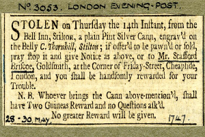 Eine Schwarz-Weiß-Postkarte mit dem Bild eines Mannes und Text über eine gestohlene Silberkanne aus dem Bell Inn, Stilton.