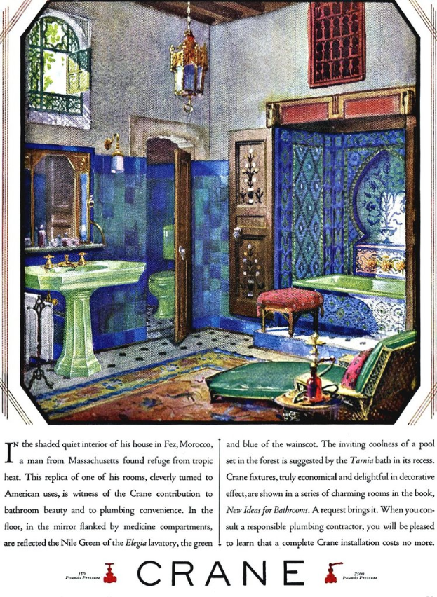 Ein Badezimmerszenario mit einem Waschbecken, Wasserhahn, Spiegel, Lampe, Fenster, Tür, WC, Hocker, Stuhl, Badewanne und einem Teppich, dargestellt auf einer Buchseite mit gedrucktem Text.