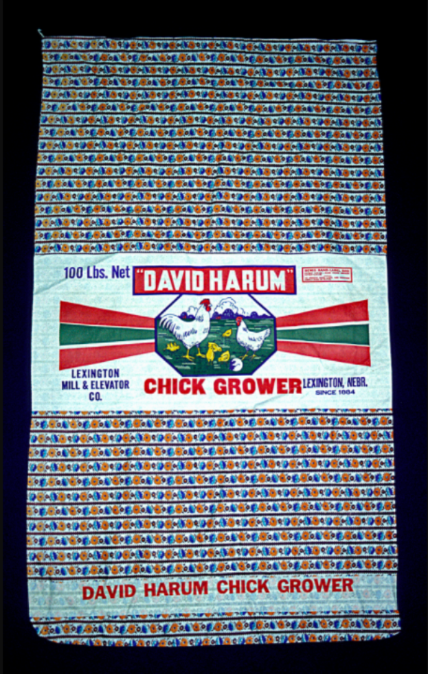 Ein Plakat mit der Aufschrift 'David Harum Chick Grower' und einem Bild einer Henne, das wahrscheinlich ein Produkt oder eine Dienstleistung im Zusammenhang mit Hühnern bewirbt.