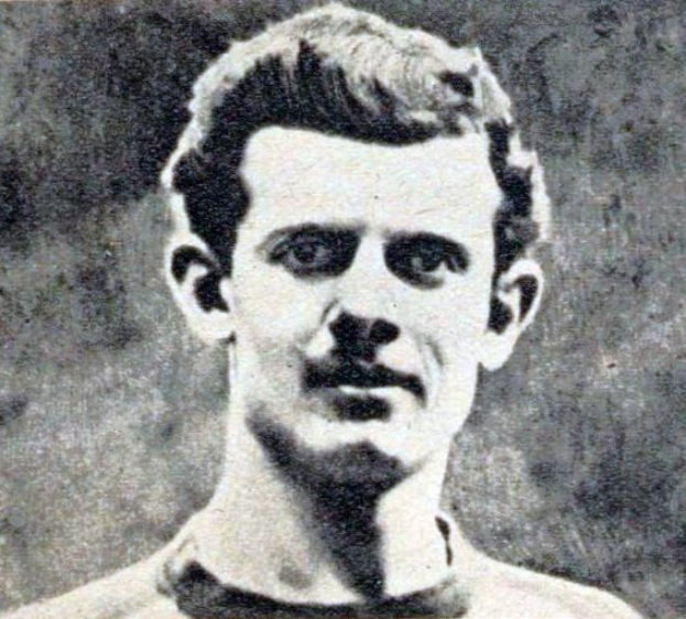 Schwarzes und weißes Foto eines Mannes mit Schnurrbart, der mutmaßlich ein legendärer Fußballspieler ist, der im Alter von 89 Jahren starb.