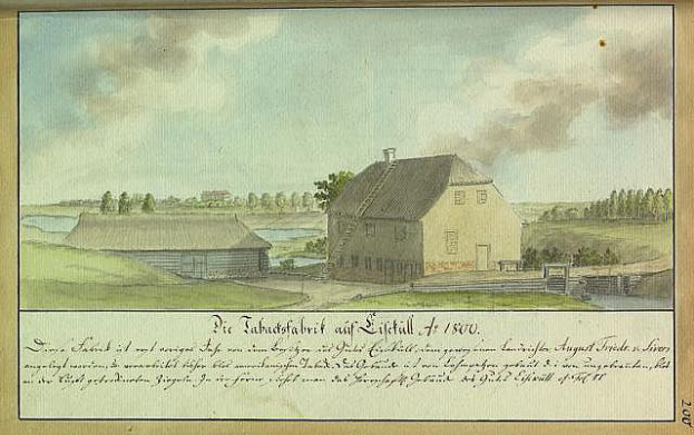 Ein Gemälde, das einen Hof in einem Feld umgeben von Häusern, Bäumen, Gras und einem Gewässer zeigt, mit der Aufschrift "Lübeck, Deutschland, 1810-1890, der Hof der Lübeck-Familie"