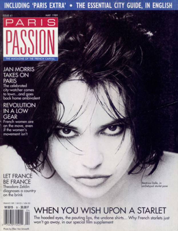 Ein Plakat einer Frau auf dem Cover von Paris Passion Magazine, die ein weißes Kleid mit tiefem Ausschnitt trägt und einen eleganten Bob-Haarschnitt hat, mit dem Magazinnamen in fetter schwarzer Schrift.