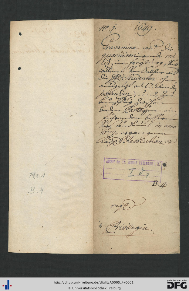Offenes Buch mit handgeschriebener Schrift auf altem Papier, das ein Wasserzeichen aufweist, wahrscheinlich ein Dokument der Bundesrepublik Deutschland.
