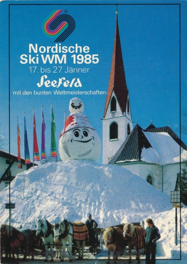 Plakat für die Nordischen Skiweltmeisterschaften 1985 in Seefeld, Schweiz, das eine verschneite Landschaft mit Skifahrern, Pferden, Stöcken, Flaggen, Gebäuden, Bäumen und Himmel zeigt.