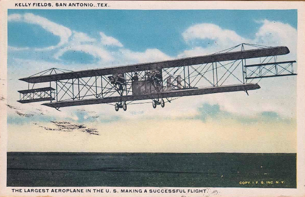 Ein altes Foto eines großen Flugzeugs im Flug, mit Passagieren im Fenster und Wolken am Himmel, mit Text am unteren Rand des Bildes.