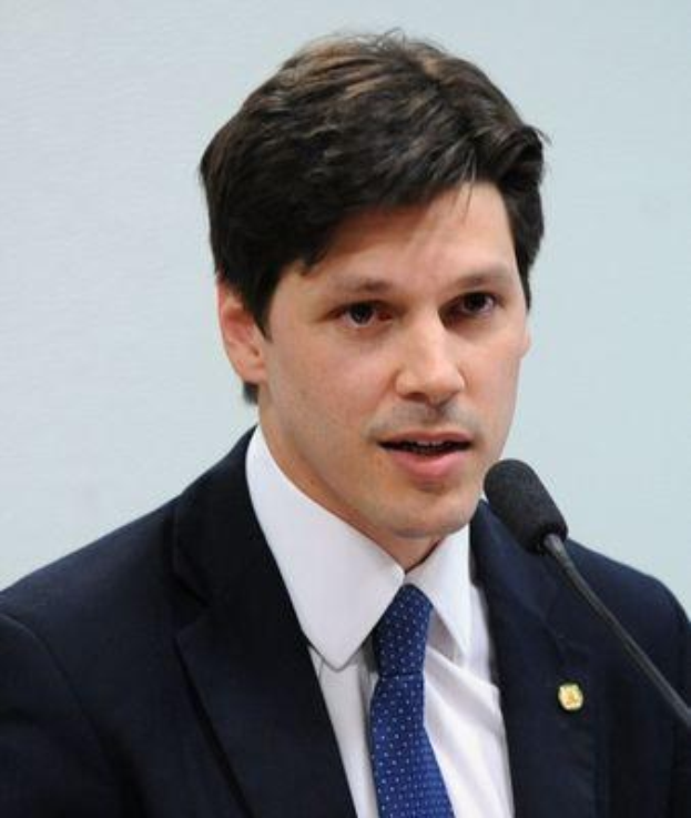 Ein Mann im Anzug spricht in ein Mikrofon an einem Rednerpult, wahrscheinlich zu einem Regierungsentwurf, der das Internet verbietet.