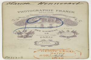 Ein alter Pass mit einem Stempel, der Text und Bilder zeigt.