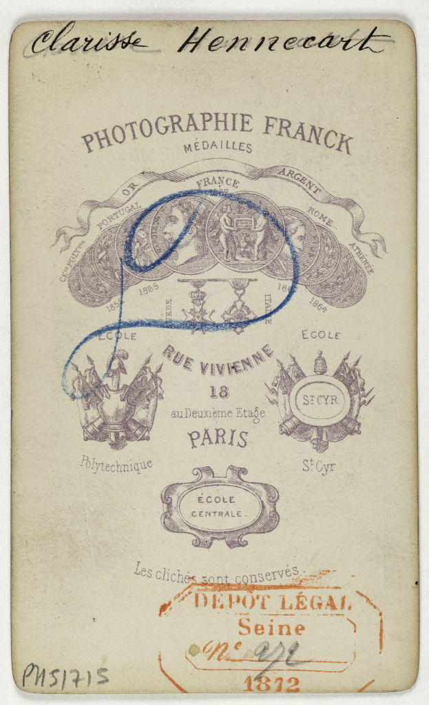 Ein alter Pass mit einem Stempel, der Text und Bilder zeigt.