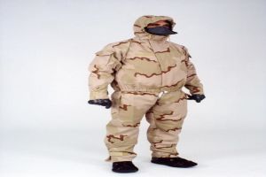 Eine Person in einem camouflage-musternden Schutzoverall und Kapuze steht vor einem weißen Hintergrund.