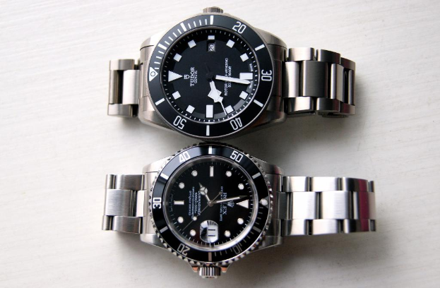 Zwei Uhren sind nebeneinander auf einer flachen Oberfläche platziert.