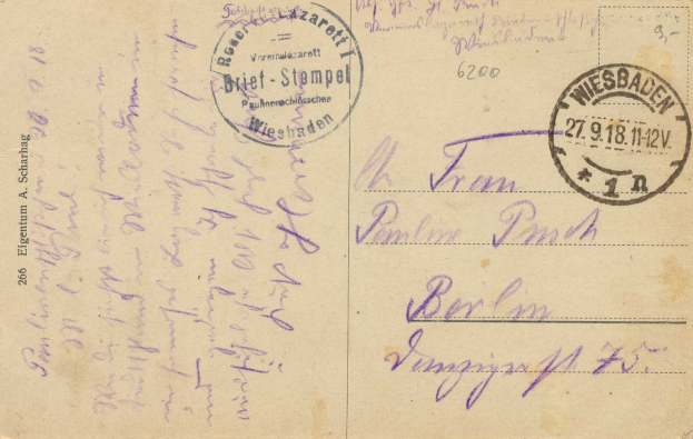 Alte Postkarte mit einem lila Stempel, der "Wiesbaden, Deutschland - 1. Weltkrieg" lautet, und handgeschriebener Text.