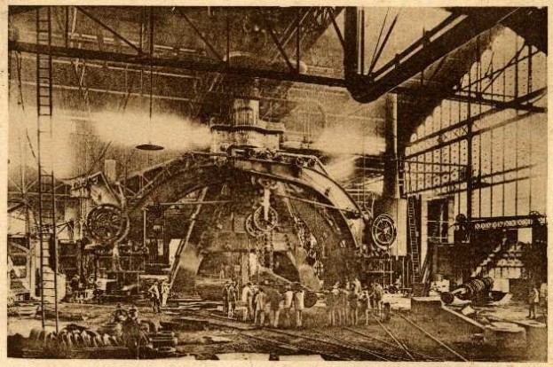 Ein Schwarz-Weiß-Foto einer Fabrik mit Arbeitern, die eine große Maschine bedienen, umgeben von Leitern und Stangen, mit dem Text "Cadillac Steel Works" unten.
