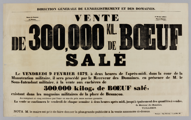 Ein altes Werbeplakat auf Papier mit der Aufschrift "Vente de 300,000 Kil Kil de Boeuf Sale" vor einer Wand im Hintergrund.