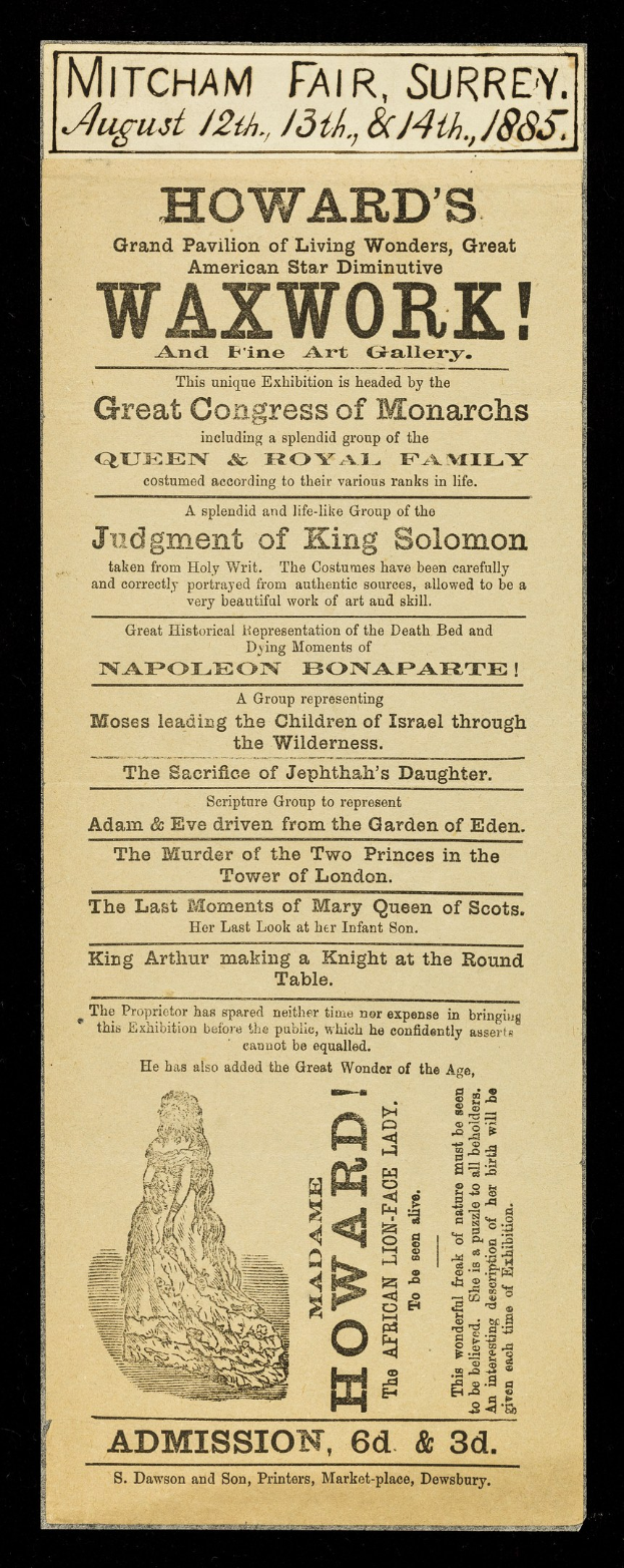 Eine alte Werbung für Howard's Wachsfigurenkabinett auf der Mitcham Fair in Surrey, England, mit Text und einer Illustration einer Person mit einem menschlichen Gesicht in der Mitte.