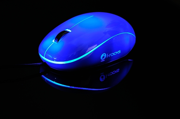 Eine Maus auf einer schwarzen Oberfläche.