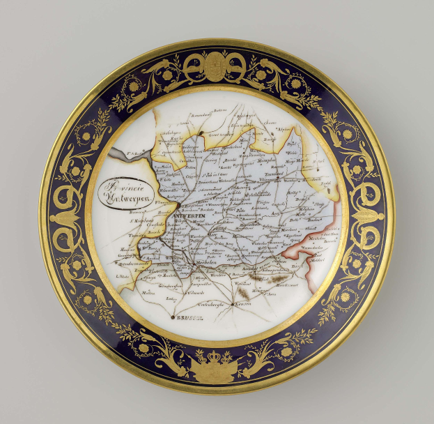 Ein dekorativer Teller mit einer detaillierten Deutschlandkarte, verziert mit feinen Designs und Text, vor einem weißen Hintergrund.