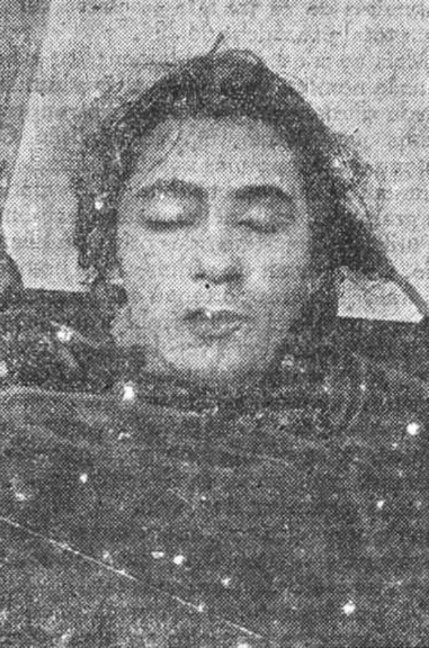 Ein Schwarz-Weiß-Foto einer Frau mit geschlossenen Augen, mit dem Text "Erste Frau bei Autounfall getötet" unten.