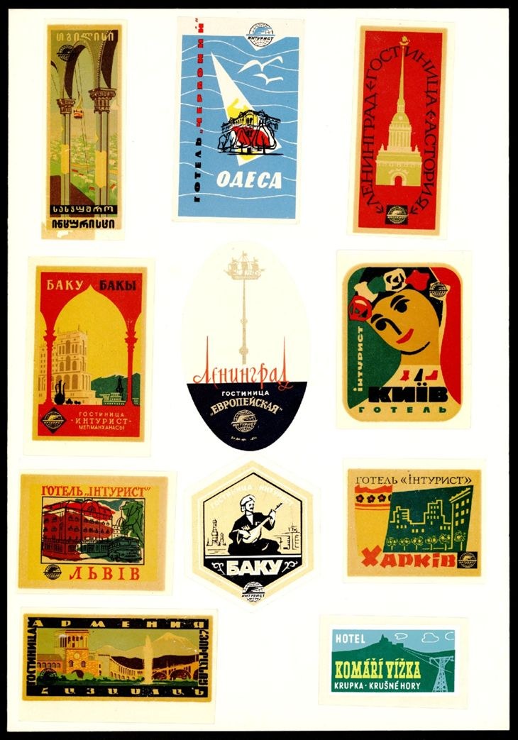 Ein schwarzer Rahmen mit einem Raster von vintage russischen Reiseplakaten in verschiedenen Designs, Farben und klassischer Typografie.